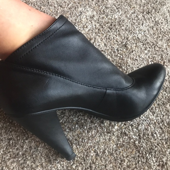 Coach heels. - Picture 4 of 7